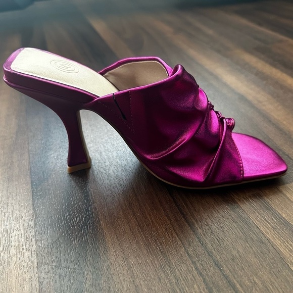 New with tags UO Zoey Ruched Mule Heel Color: Pink Size:6 - Picture 13 of 15